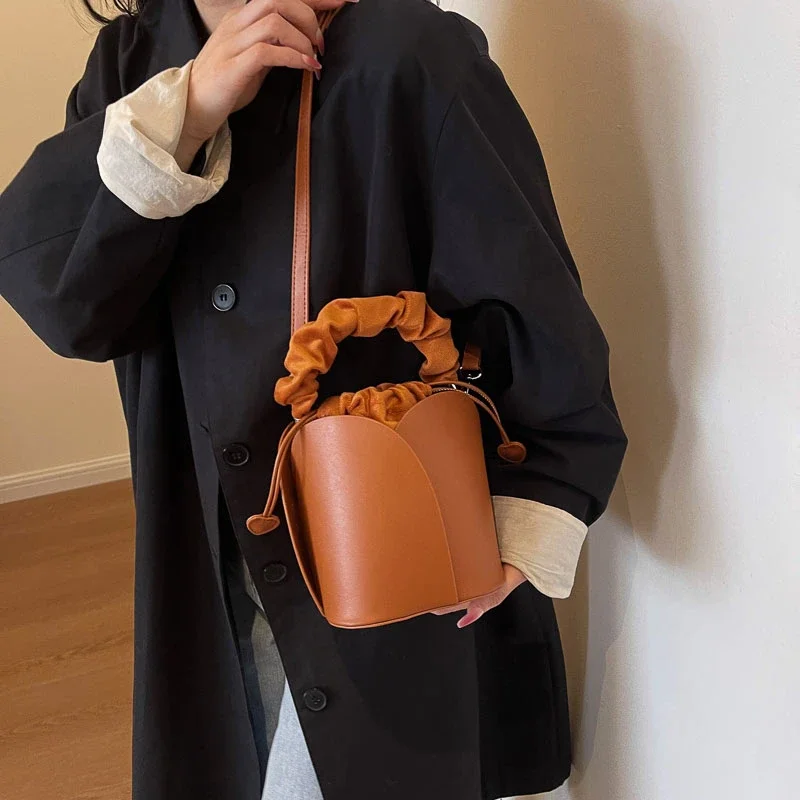 Hot Selling Luxury Women\'s Bag 2024 High Quality Petal Style Bucket Bag Fashion Versatile Solid Color Carrying Bag Commuter