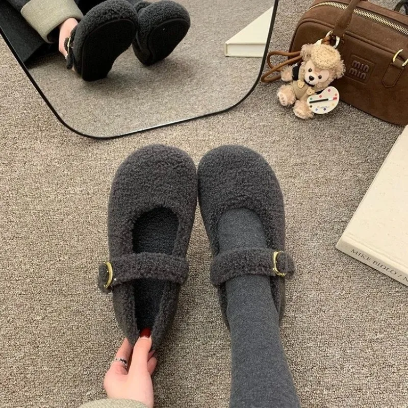 حذاء باليه نسائي مسطح من الصوف بمقدمة مستديرة حذاء بدون كعب من القطيفة الدافئ بتصميم علامة تجارية للسيدات حذاء ماري جين منفوش باللون الأحمر والرمادي #3