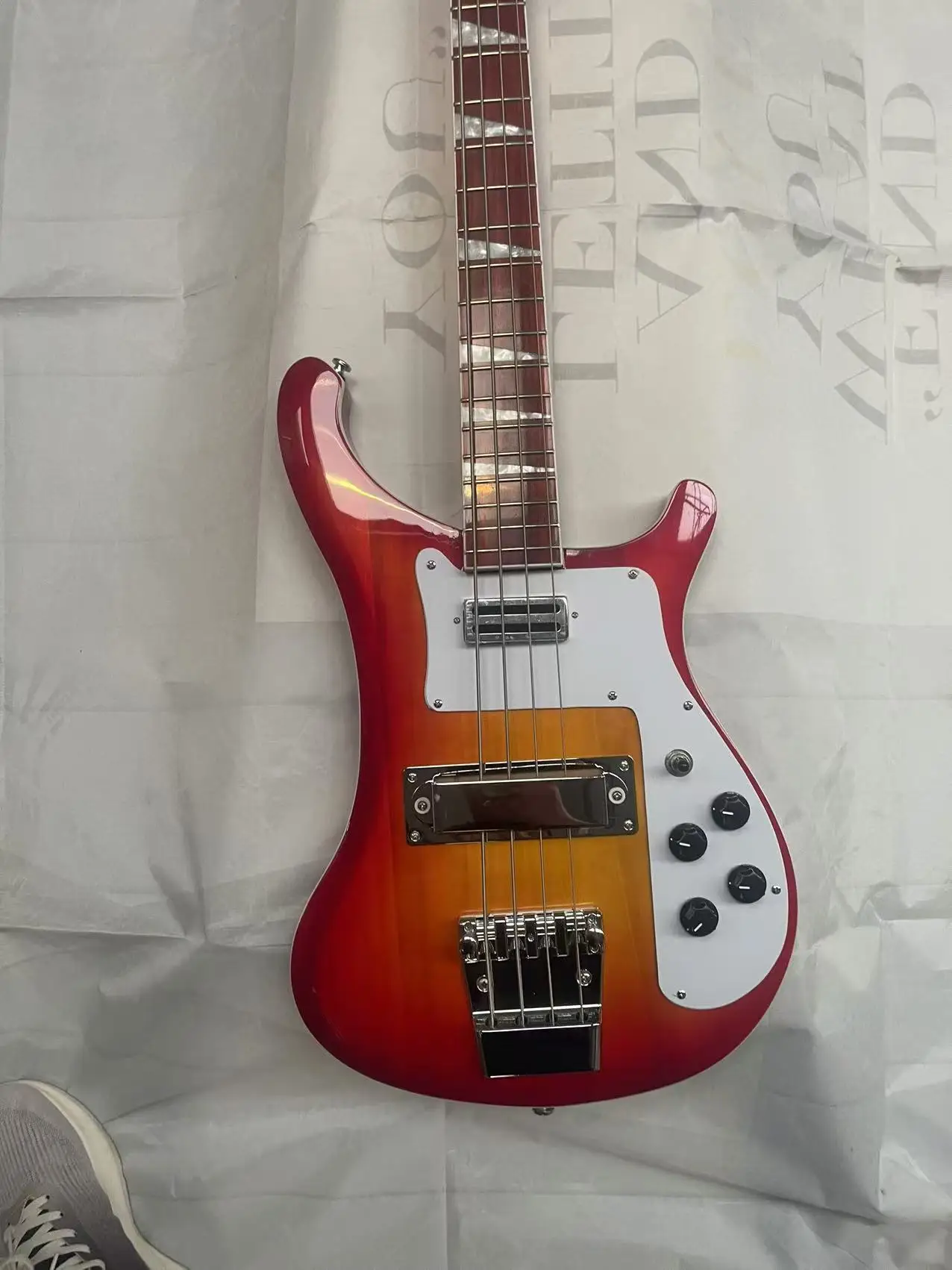 Electric bass with 4 chords, tomato colored body, factory photo taken, in stock, order shipped immediately