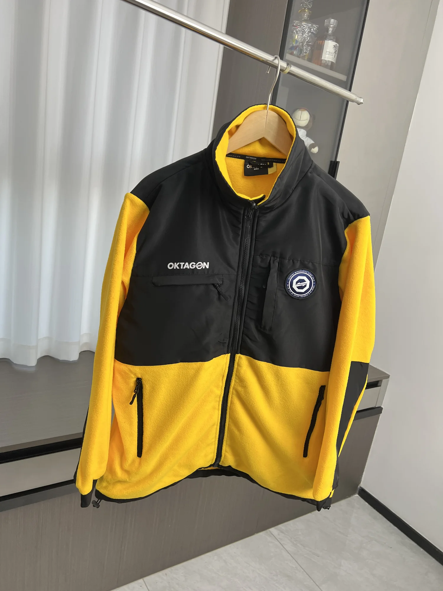 

Высококачественная мужская куртка с флисовой подкладкой, ветрозащитная, с воротником-стойкой, для поездок на работу, осенне-зимняя верхняя одежда, удобная эластичная ткань