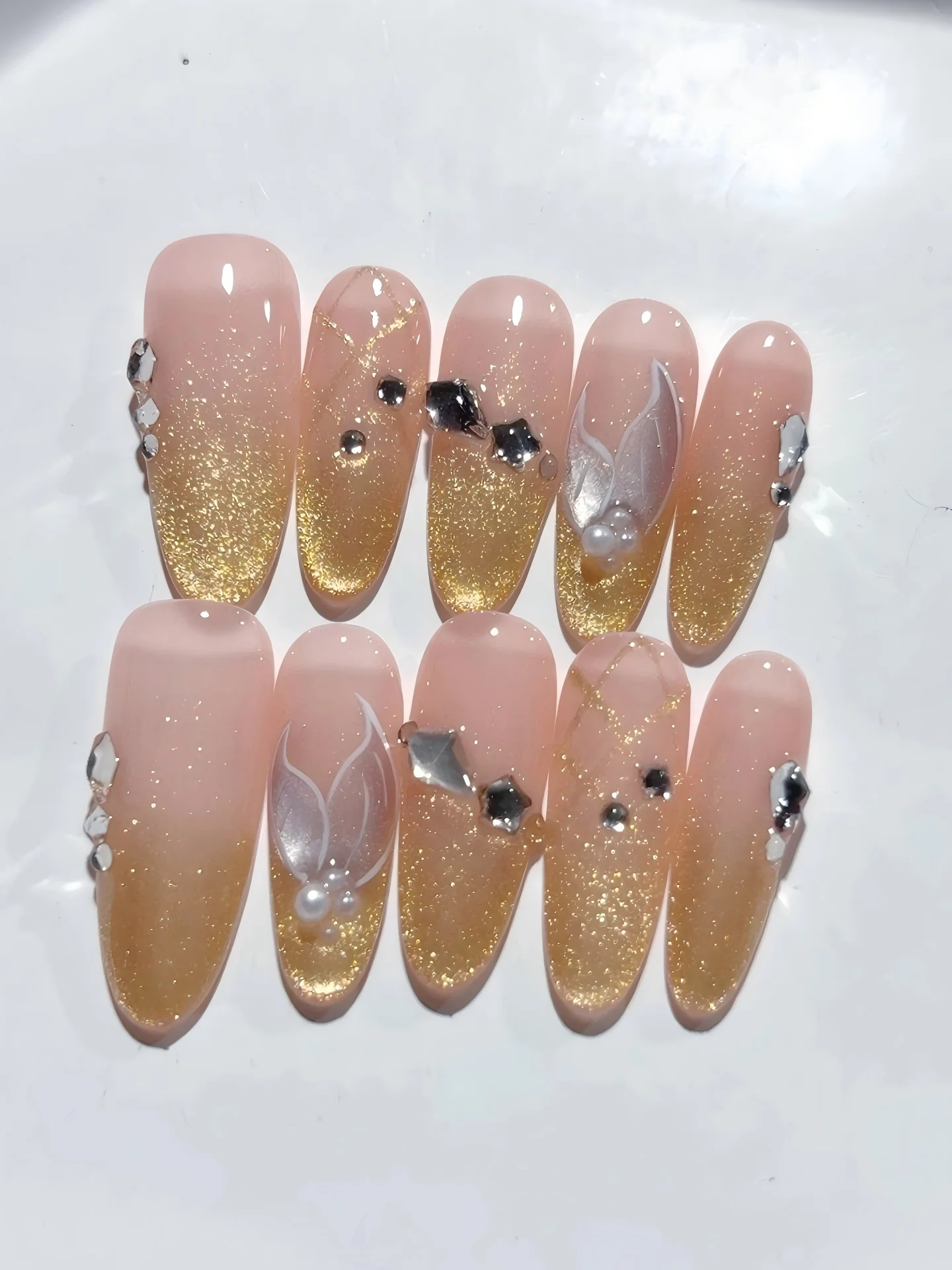 

Cat's Eye Diamond Fishtail Nail Art Fashion Manicure (C429)