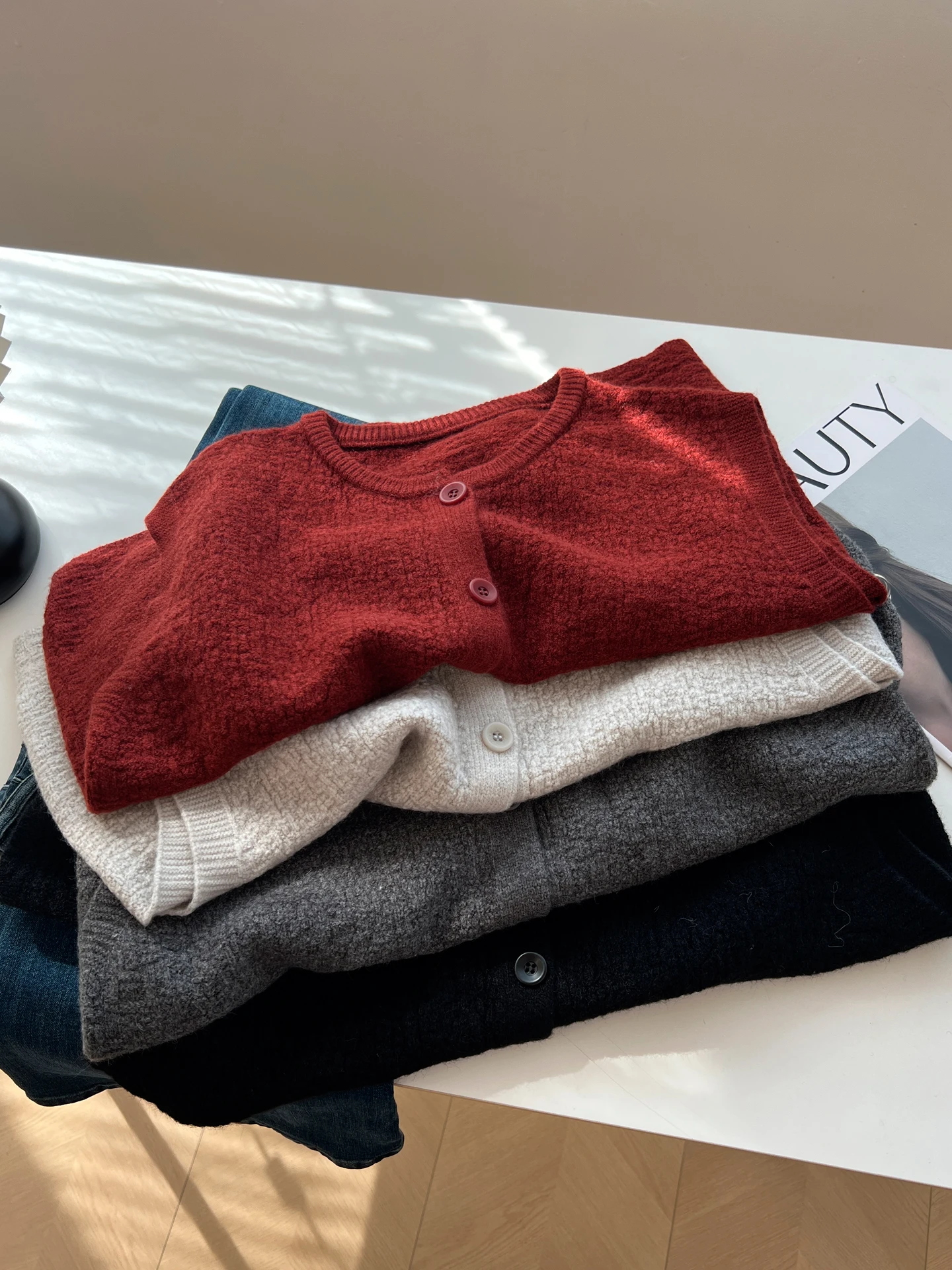 

Вязаный жилет в корейском ретро-стиле, свободный, без рукавов, с круглым вырезом, женский, модный, осенне-зимний, теплый свитер, повседневный стиль для работы и отдыха