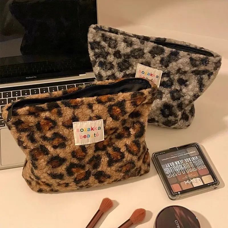 

Портативная косметичка с леопардовым принтом, косметичка, плюшевый органайзер для макияжа, большой вместительный клатч, женский дорожный набор туалетных принадлежностей