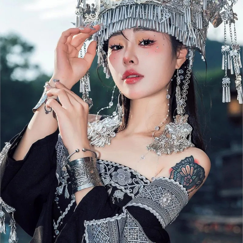 Nationale jurk vrouwelijke hoofddeksels kraag set stijl kostuum foto