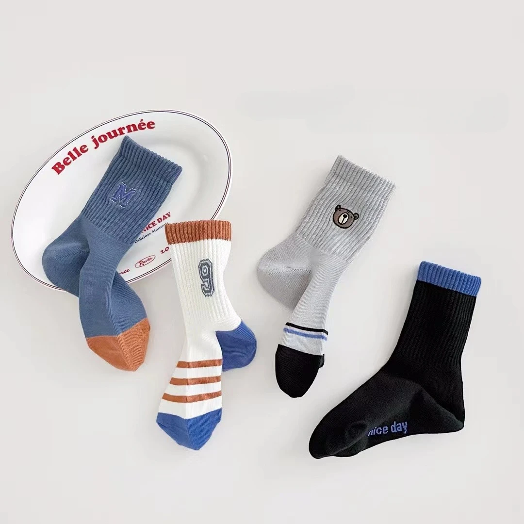 Chaussettes de sport décontractées en coton pour enfants, tube moyen, épissage de couleur, garçons, automne et hiver