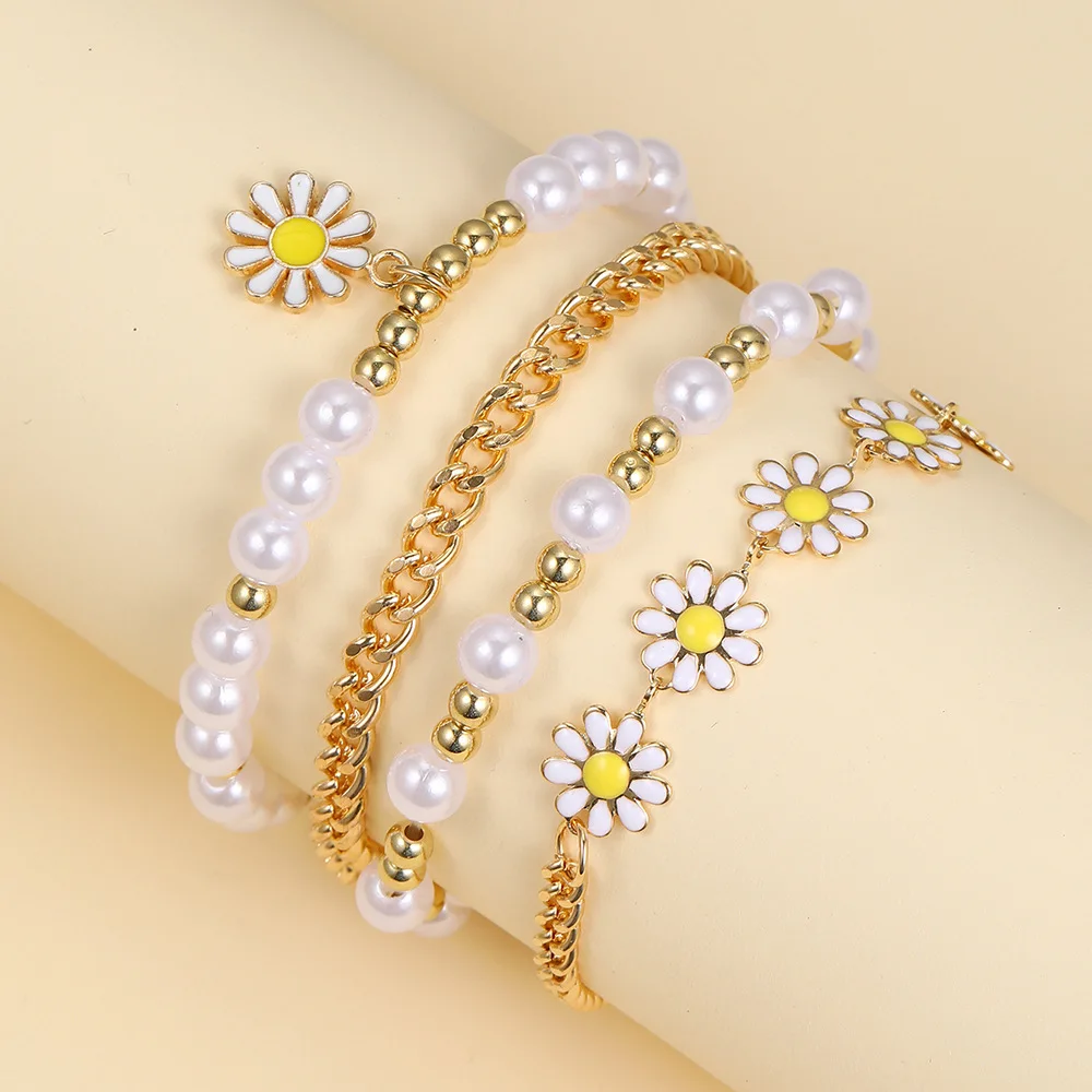 4 pezzi Vintage Daisy Flower Pendant Faux Pearl bracciale Set per le donne Bohemian Beaded Enamel Star impilabile Hand String Jewelry