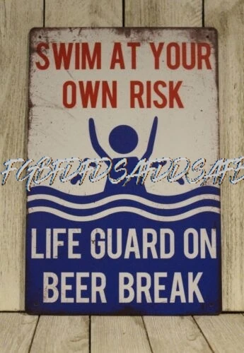 Плавание в собственном риске Спасатель – это на жестяной вывеске для пивного перерыва. Пляжный бар в деревенском стиле ALI ALI.