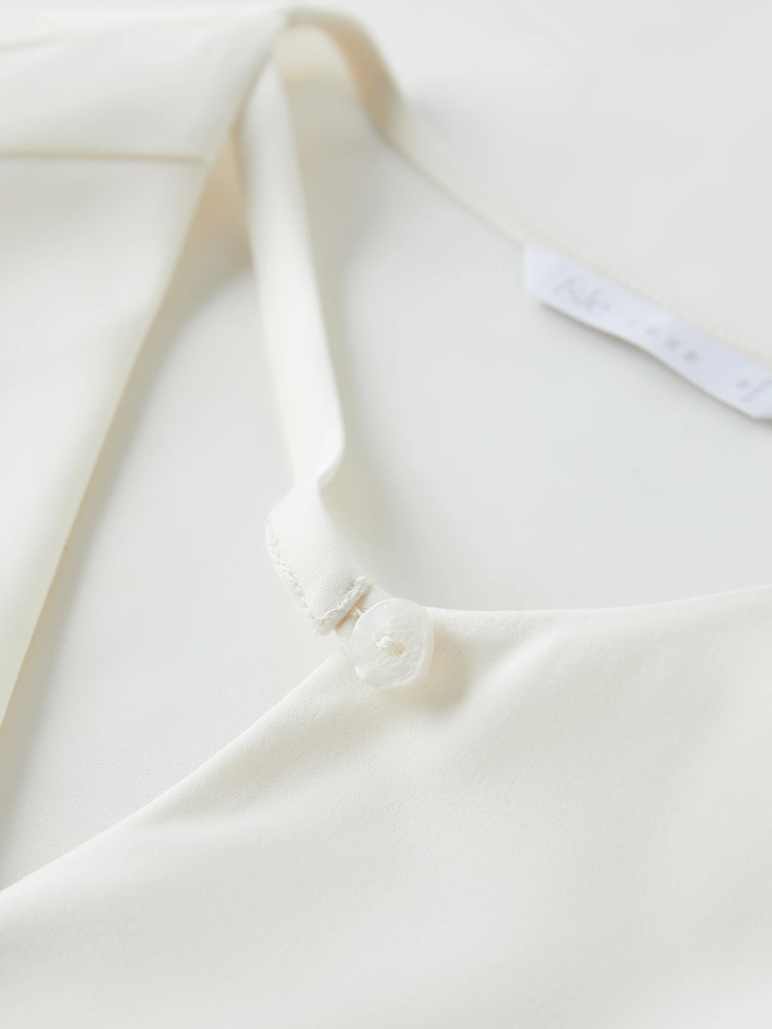 FSLE خريف 2025 بلوزة غير متناظرة برقبة على شكل حرف v-فتحة قطرية وأكمام طويلة فضفاضة تناسب قميص نسائي غير رسمي #5