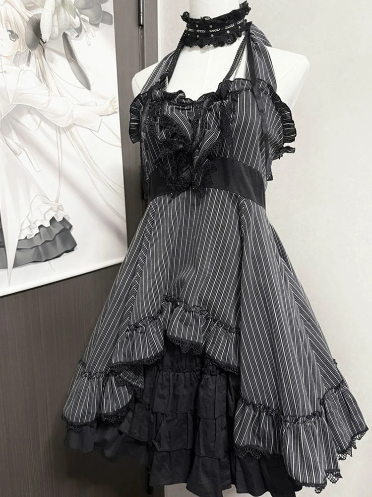 

Готический темный стиль: Полосатое асимметричное платье с завязками на шее и черная полуюбка — новый летний комплект из двух предметов для женщин 2026 года. Повседневная мода.