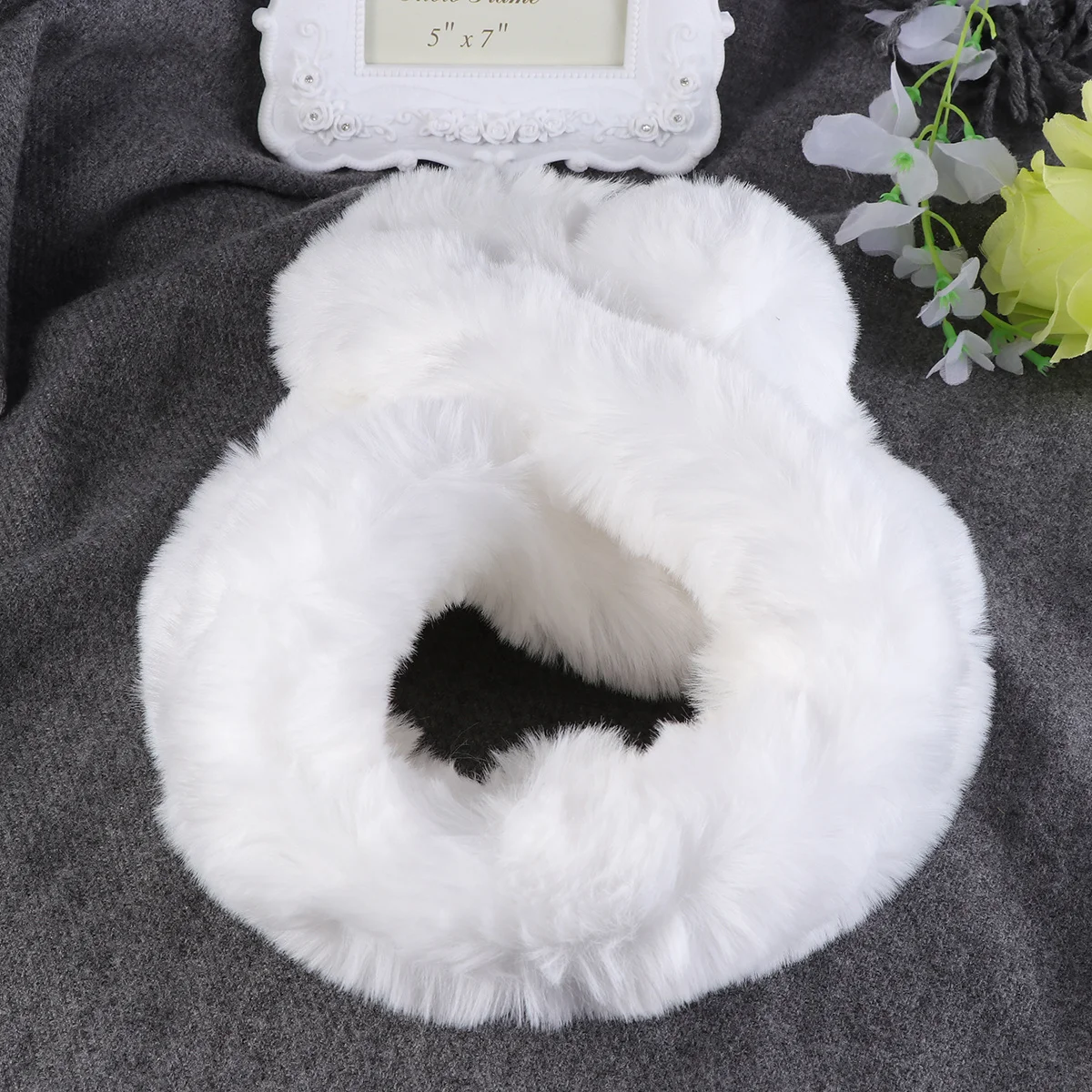 وشاح شتوي أنيق للحفاظ على الدفء على شعر أرنب صناعي أبيض أنيق وخفيف الوزن للنساء وشاح شتوي