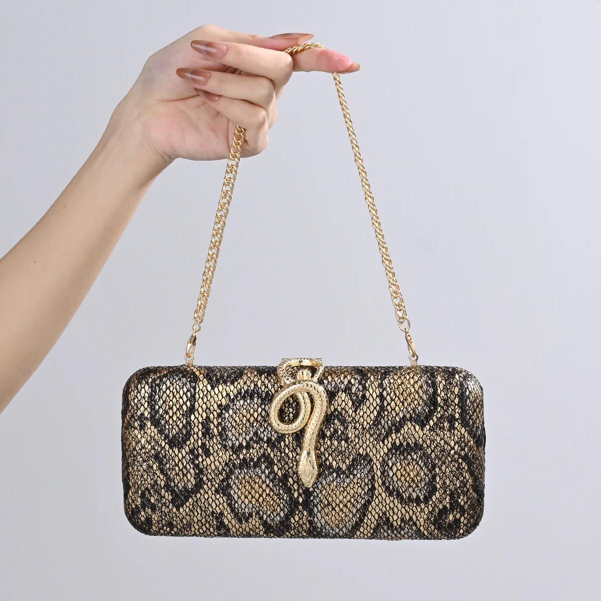 

2025 Vintage Serpentine Crossbody Bags For Women Luxury Evening Bags Chain Party Wedding Clutch Ladies Elegant Dinner Bag