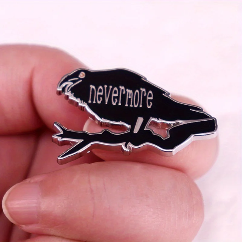 Distintivo accessorio spilla per cappello zaino con spilla con lettera corvo nero "Nevermore".