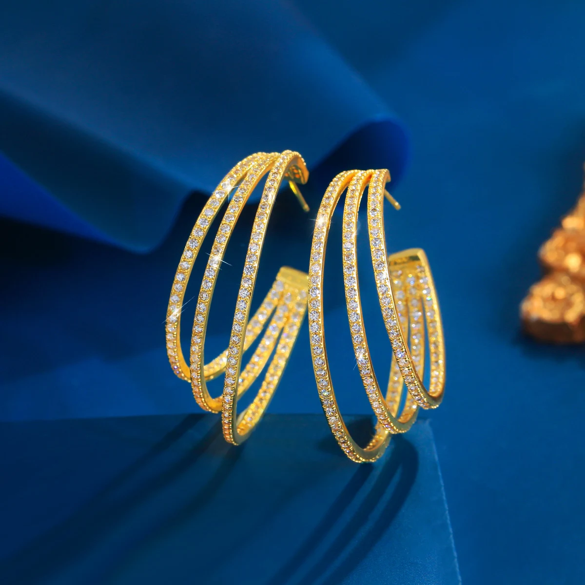CWWZircons 3 Kreise Bling Zirkon Pavé Luxus Gelbgoldfarbene Große Runde Geometrische Dreifach-Creolen für Damen Großhandel E0302 – Detail 7