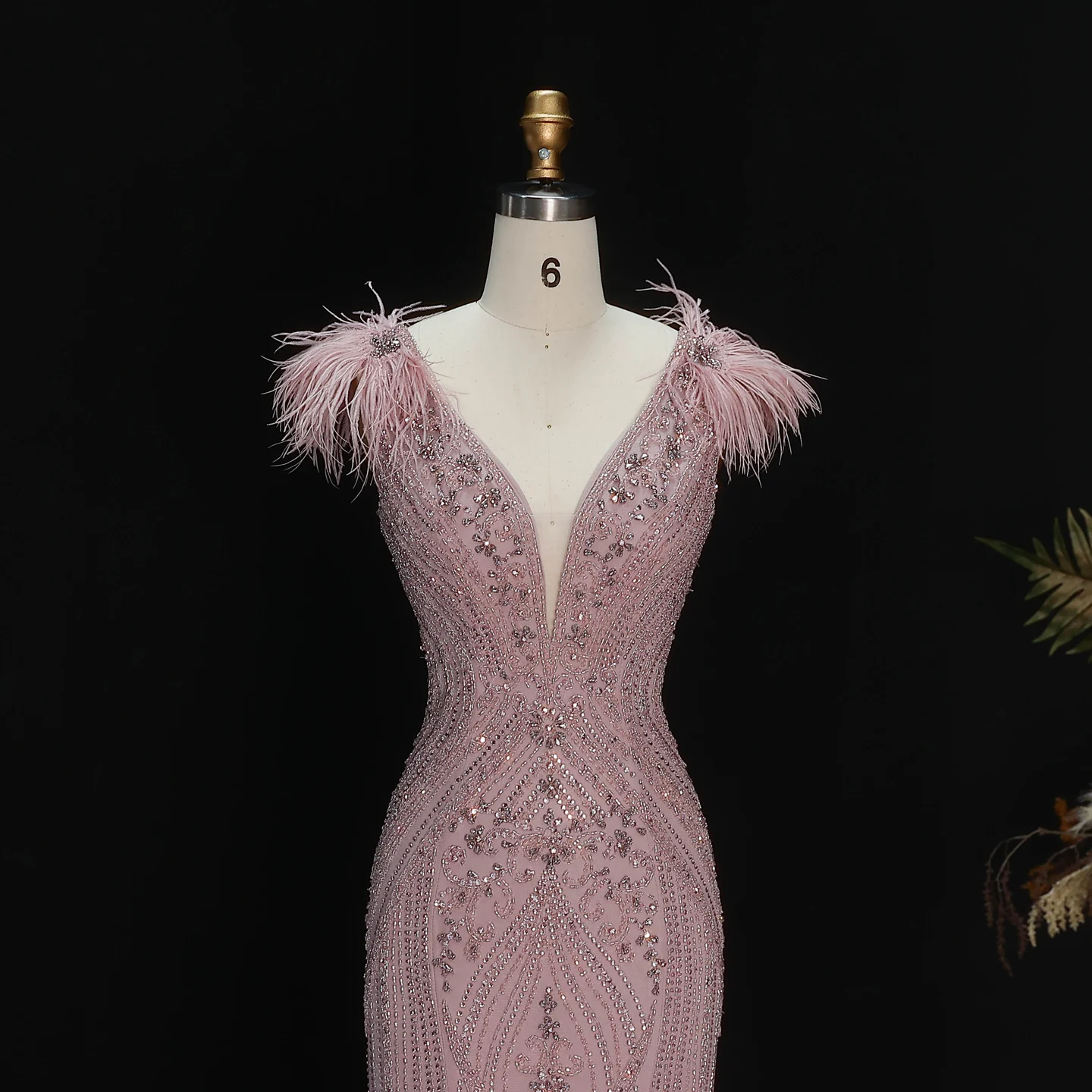 Sharon Said Luxuriöses Meerjungfrauen-Abendkleid mit Federn, Perlen und tiefem V-Ausschnitt, geeignet für Hochzeitsgäste, Partykleider SS122, maßgeschneidert. – Detail 5