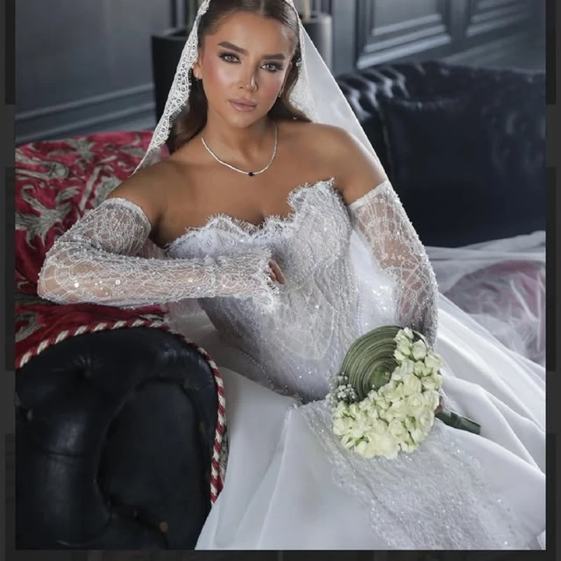 تخصيص لامعة الكرة البيضاء ثوب فساتين الزفاف الملكي الدانتيل كريستال ذيل طويل تول صنع رداء دي