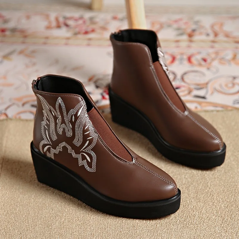 

2024 New Women's wedge ankle boots back zipper embroidery designer vintage mid heels winter trends new classic gothic leather