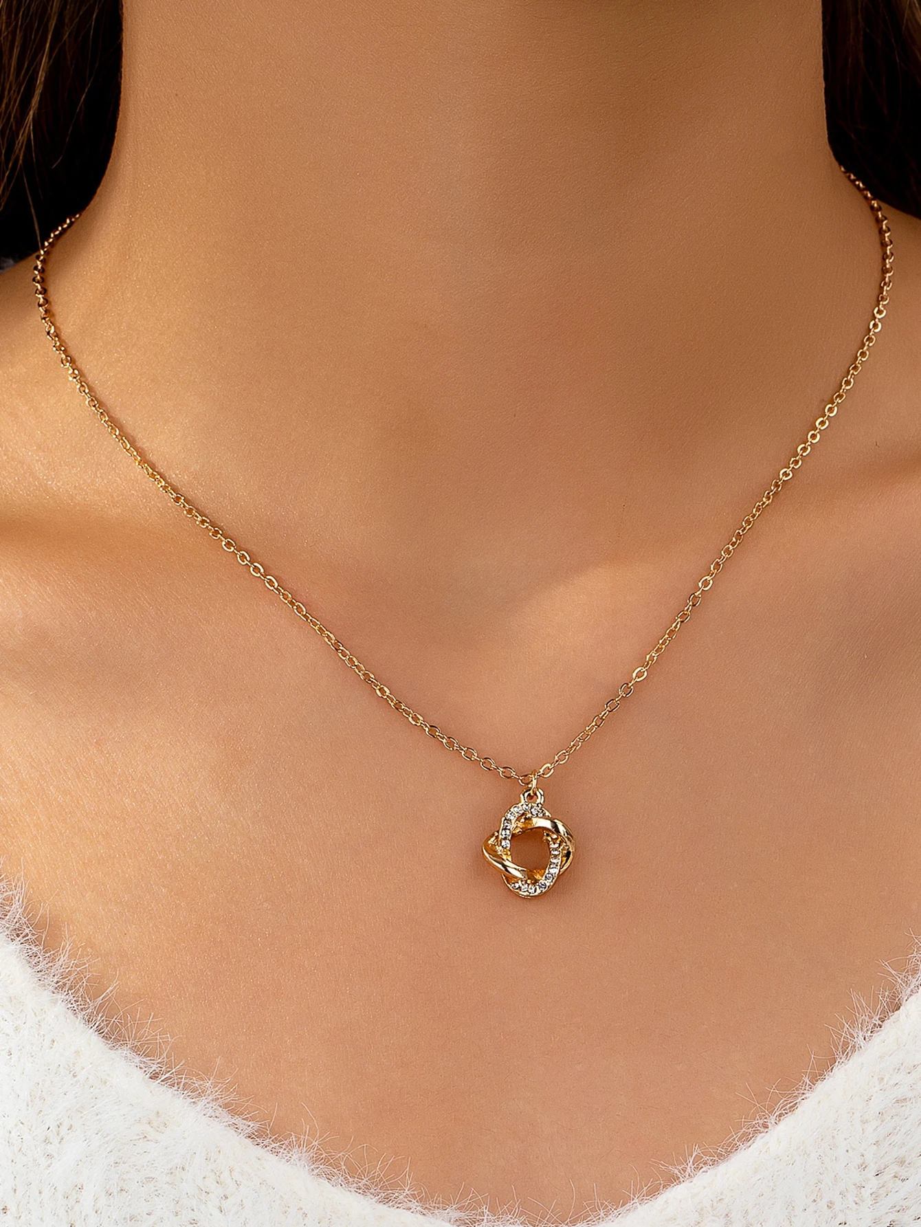 Interwoven Twisted Ring Diamond-Studded Thin Necklace for Women, Simple and Unique Geometric Rhinestone Collarbone Chain in Gold and Silver, Versatile for Daily Wear, Jewelry Gift