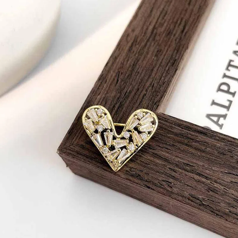 Exquisite Small Size Rhinestone Heart Brooches Pins For Women Lady Elegant Crystal Design Suit Clothing Accessories Gifts