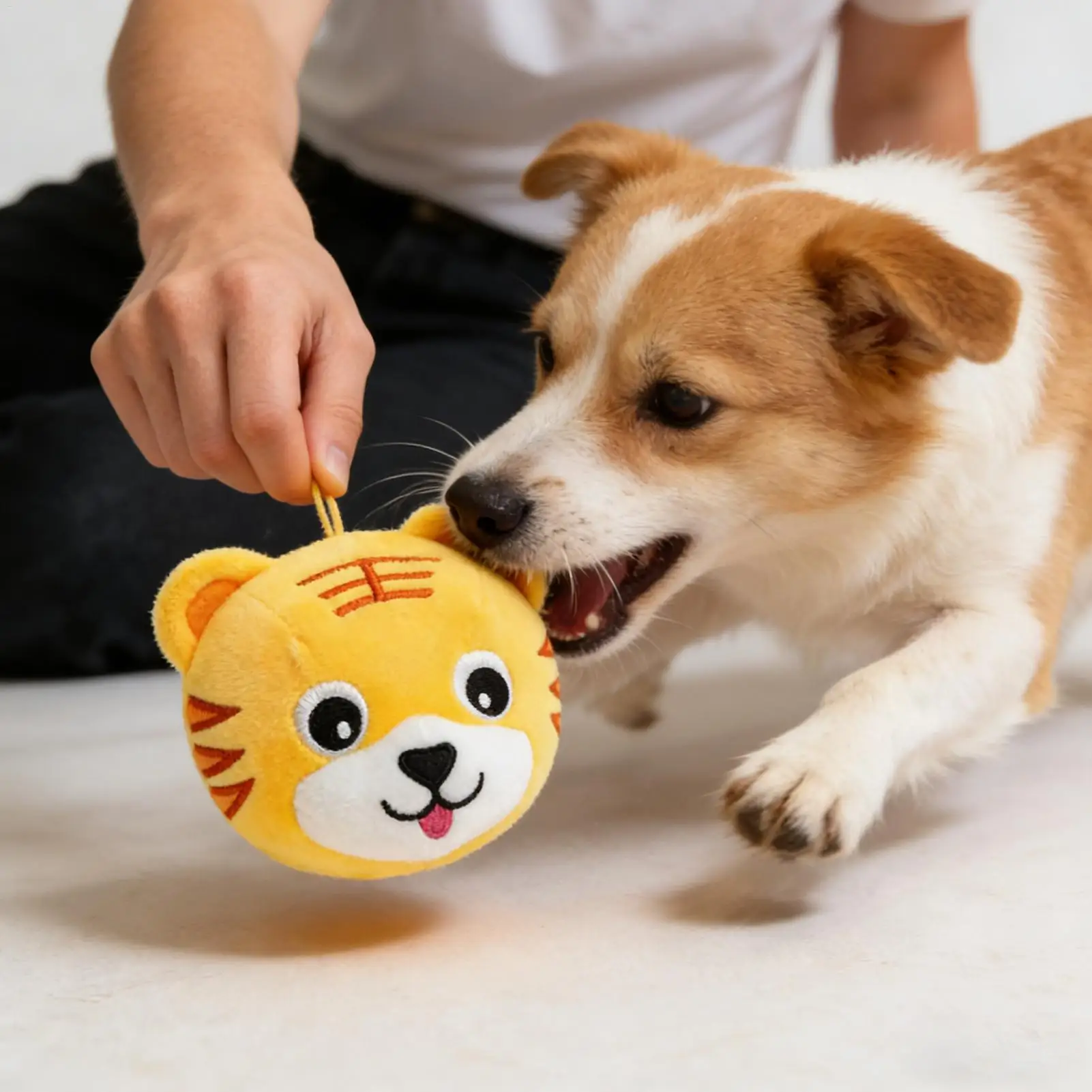 Juguetes para perros rompecabezas interactivo de felpa eléctrica bola chirriante móvil de dibujos animados de felpa resistente a mordeduras entrenamiento automático para perros chirriantes