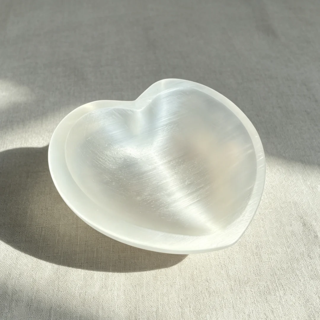 1pc Selenite Bowl Plate Ornament, Heart-shaped Carved Quartz Crystal,Gift for Friend, Office Bedroom Living Room Home Decoration - view 3
