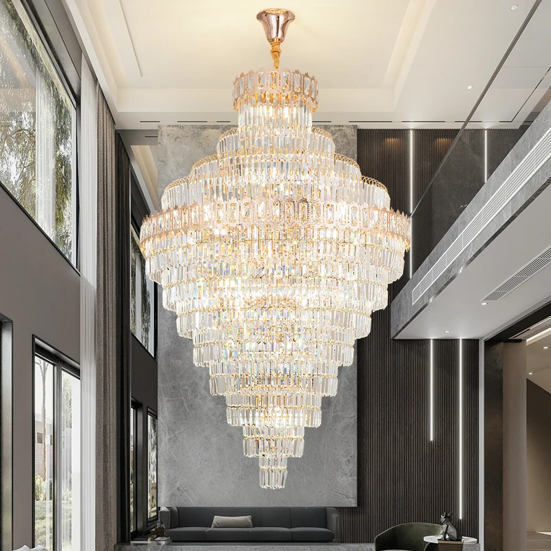 Żyrandol do salonu w willi dwupoziomowej, duży, prosty, mezzanine, hotelowy, lekki luksus, kryształowy, ażurowy, spiralne schody, długi żyrandol.
