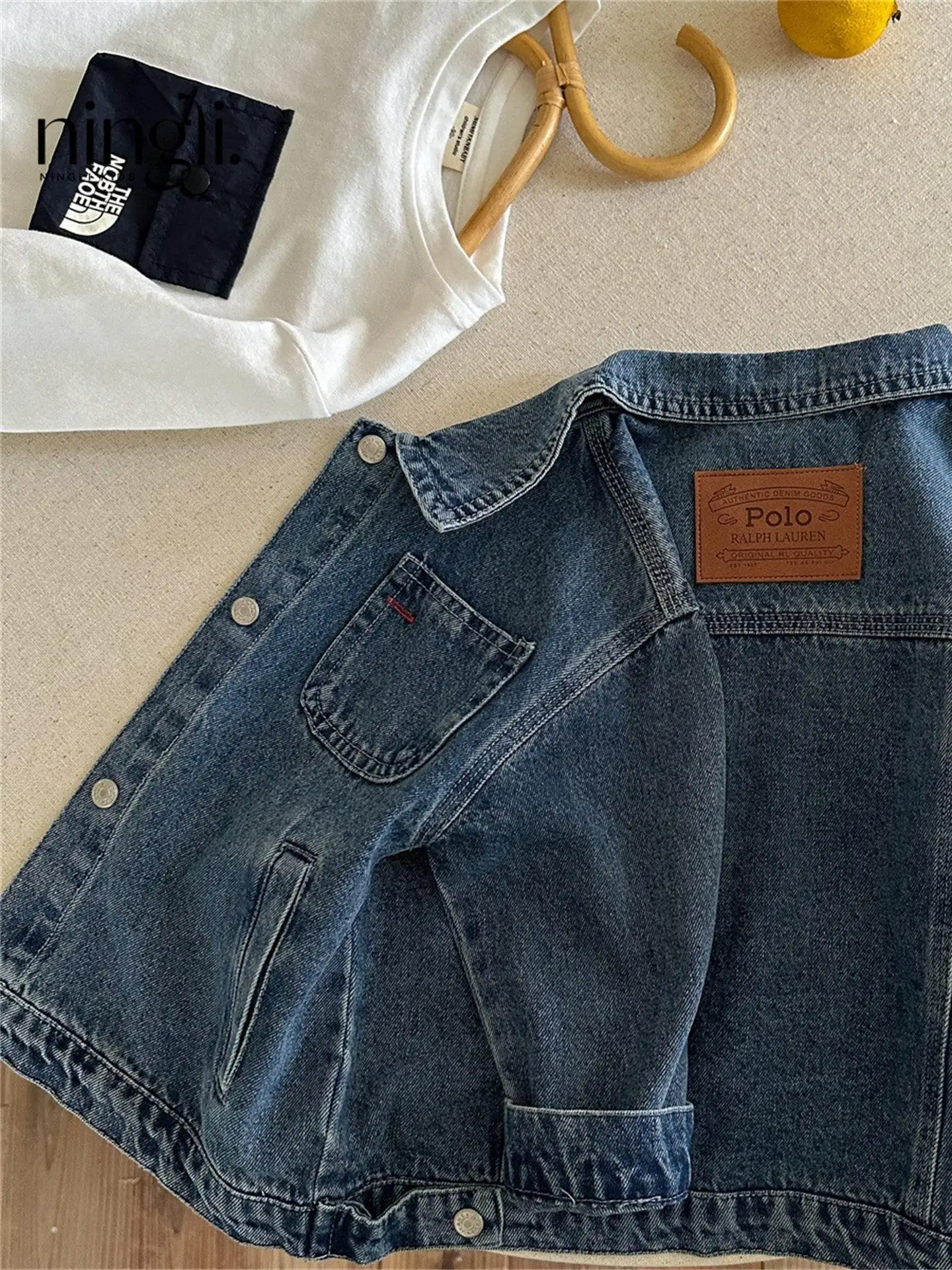 

Faionable повседневная джинсовая куртка для детей, новинка 2023 года, хлопковый материал для детей среднего и маленького возраста, модная корейская версия