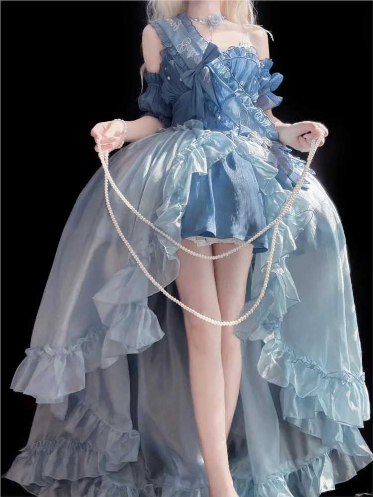 

A new elegant and fashionable wedding dress with refined stylish style