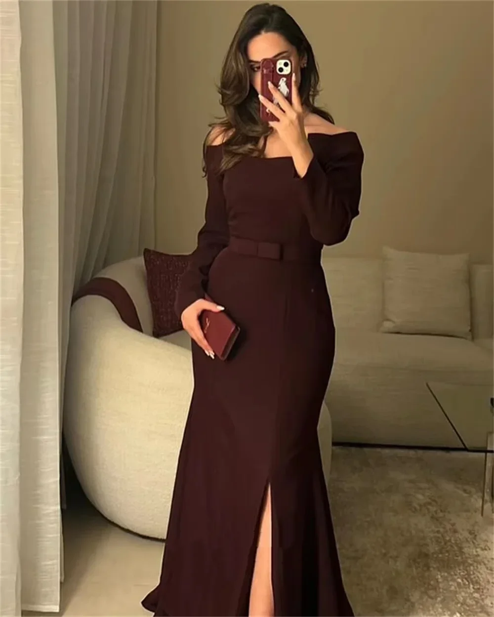 

Индивидуальные модные платья для выпускного вечера с плиссированным поясом, открытыми плечами и длинными рукавами-трубами, доступны в различных размерах.