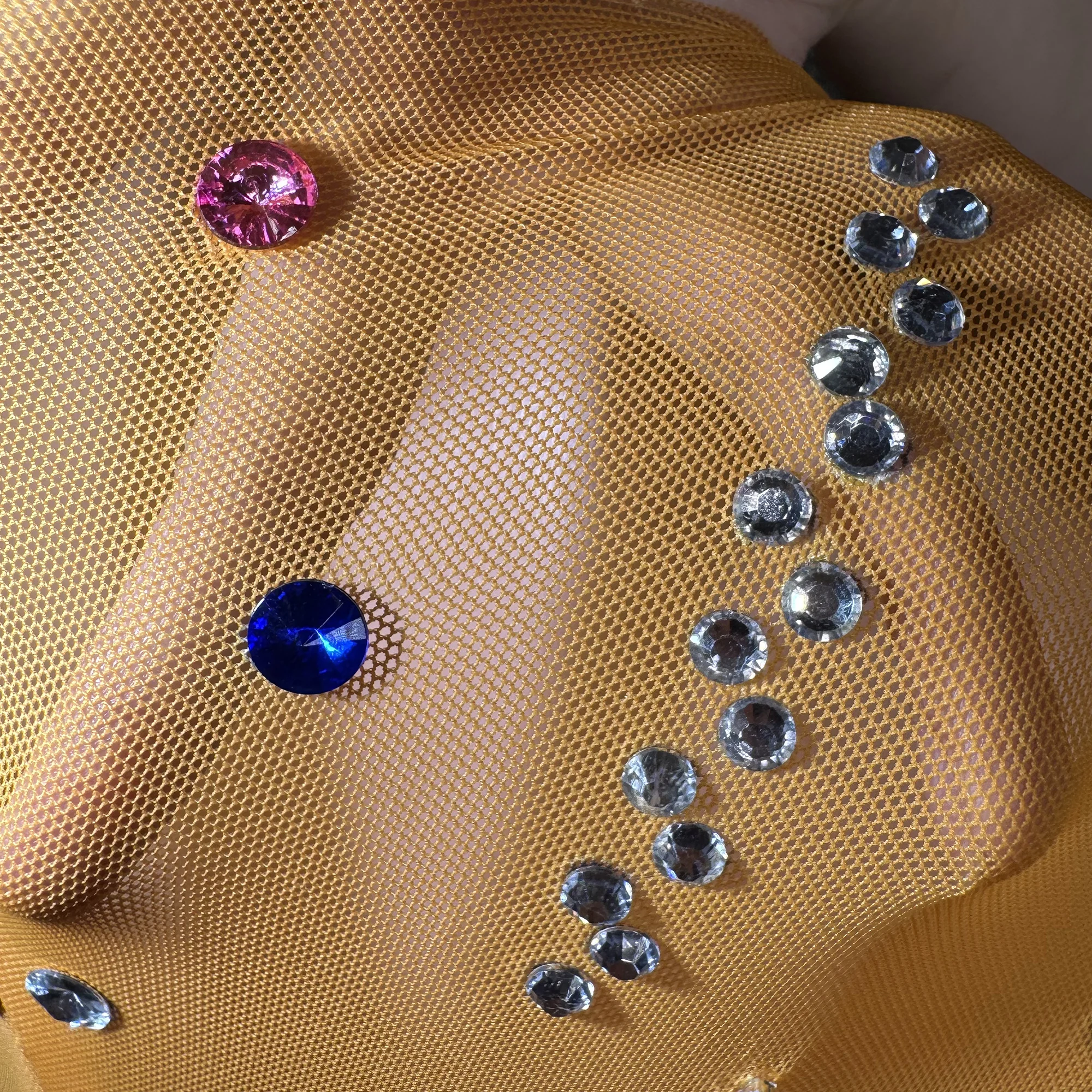 ชุดเดรสงานเลี้ยงหรูหราประดับคริสตัลสีทองระยิบระยับ แบรนด์ ZD Fashon แขนยาว ซิปเปิดด้านหลัง