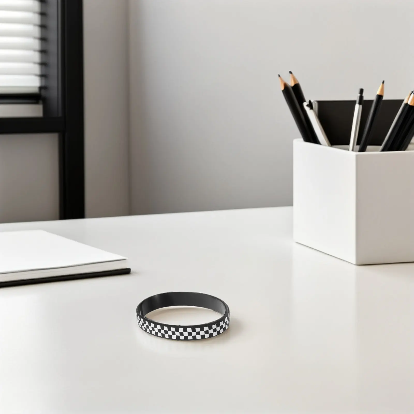 

40 шт. силиконовых браслетов с черно-белым клетчатым узором и дизайном гоночного флага, удобные текстурированные резиновые браслеты для концертов