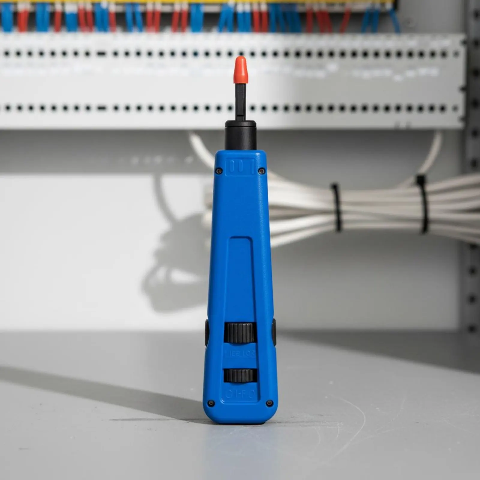 Zdjęcie 5: Narzędzie do zaciskania kabli 110 Press Down Tool All-in-One, wytrzymałe, dla techników.