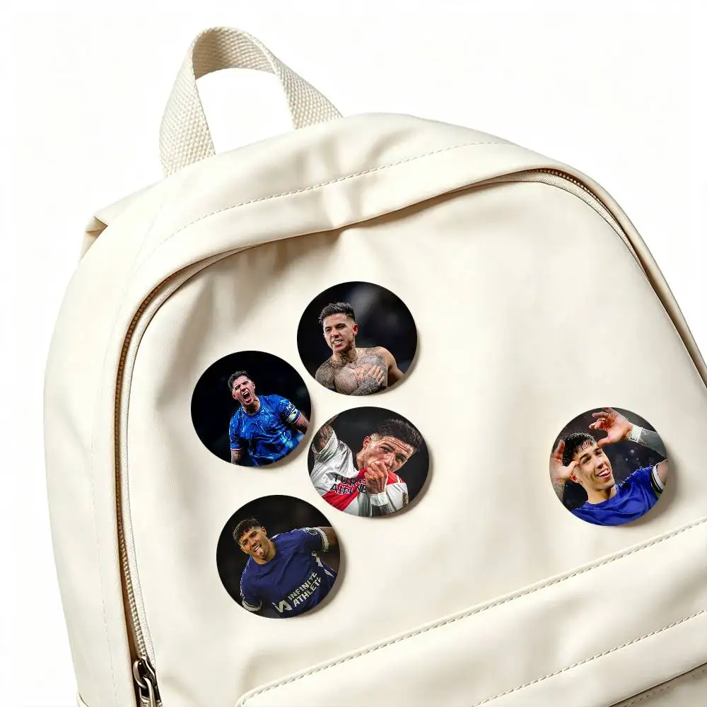 E-Enzo Fernandez Football Player 25mm 32mm 44mm 58mm 75mm Brooches Badges Pins for Accessories Gift
