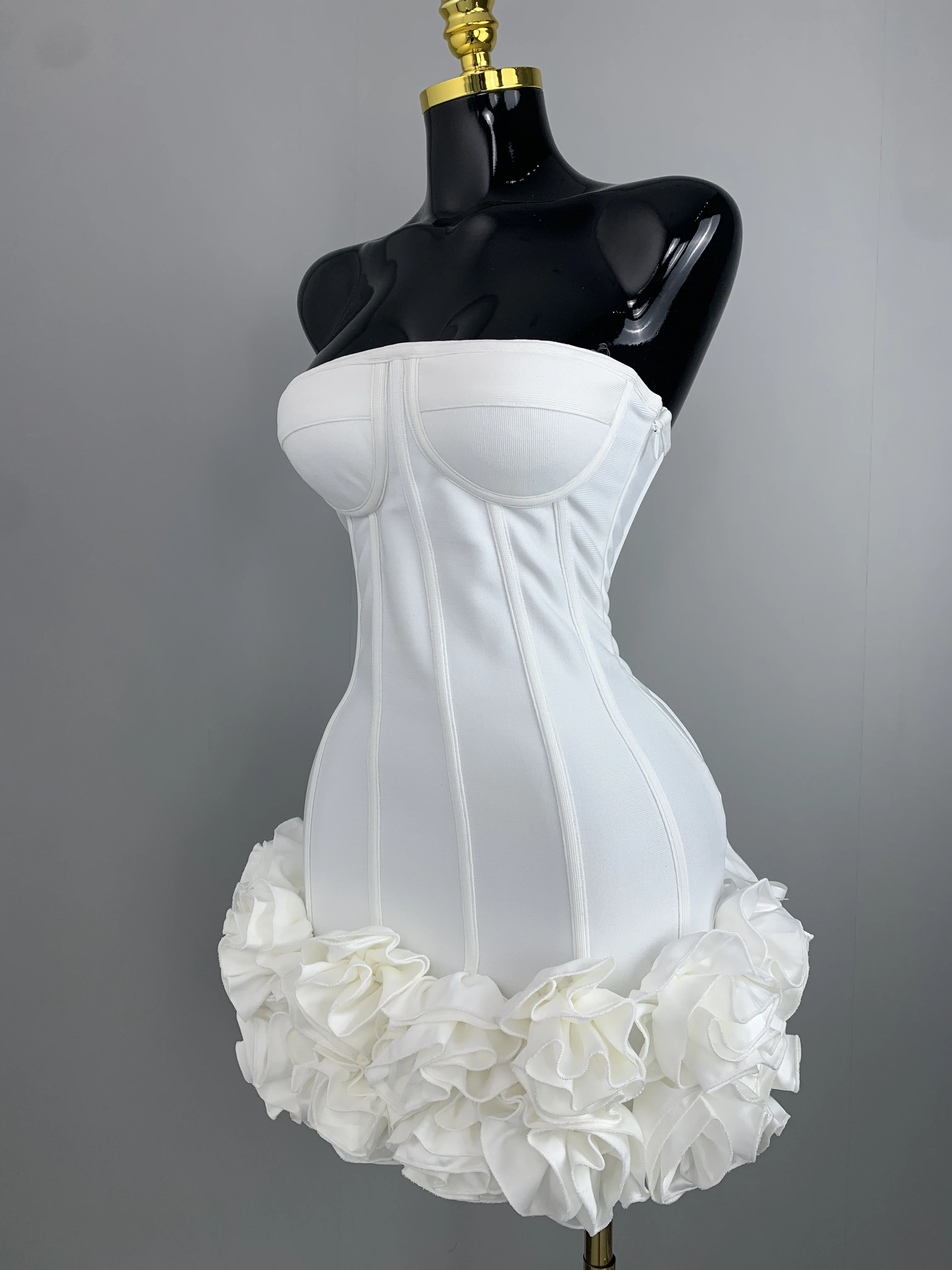 

Женское белое короткое платье-корсет без бретелек с кружевной шнуровкой сзади, оборками и цветочным узором по низу, облегающее, для вечеринок, клубов и свиданий