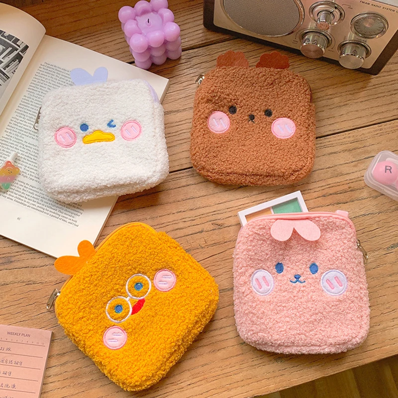 1PC 14CM Criativo Bonito De Pelúcia Batom Saco De Armazenamento De Fone De Ouvido Portátil Dos Desenhos Animados Plush Coin Purse Saco De Armazenamento De Guardanapo Sanitário das Mulheres