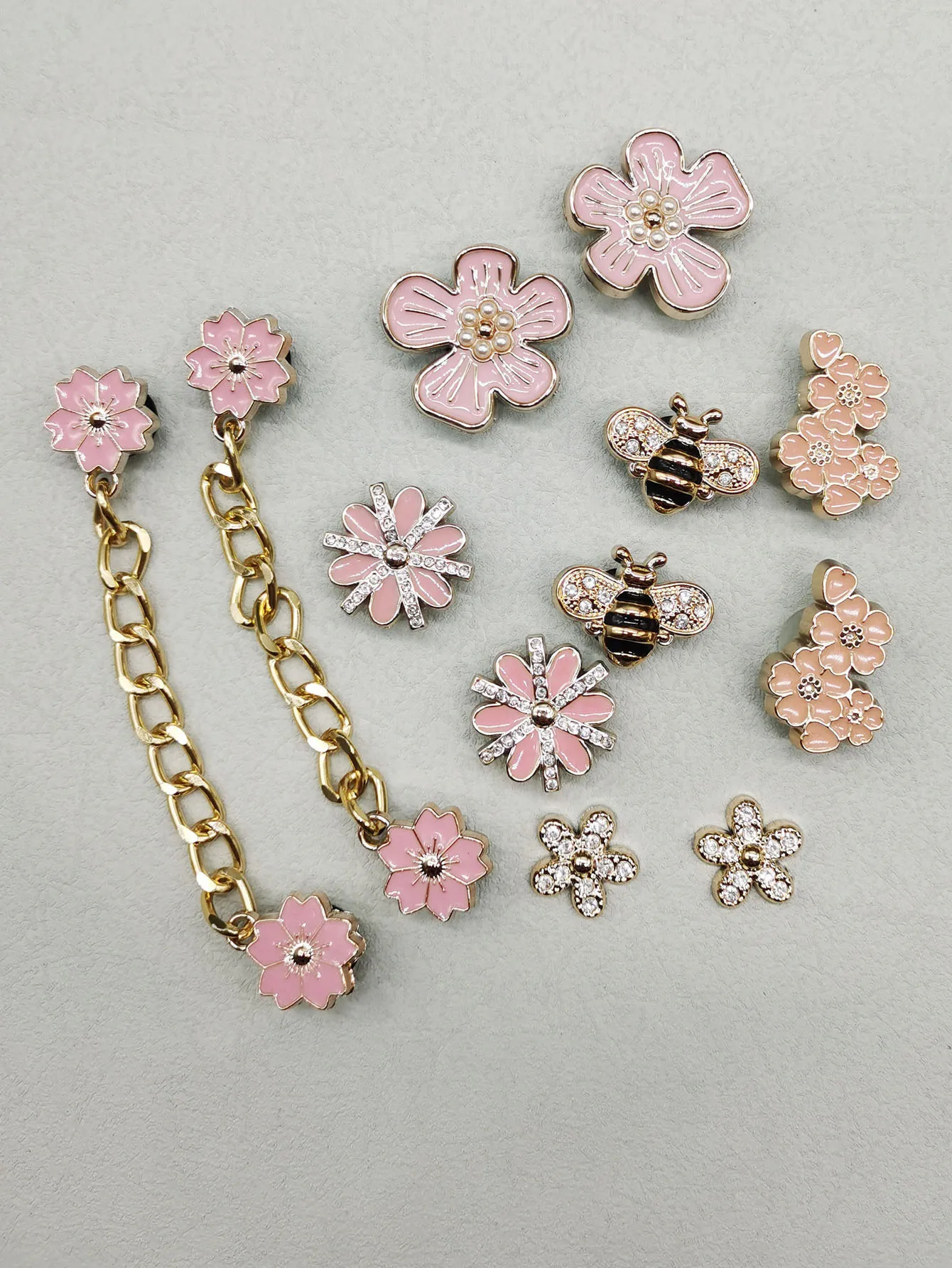 12 Stück Barock-Stil Ketten Schuh-Charms DIY Zubehör Glitzernde Bienen-Clogs Schuhschnallen Dekorationen Abnehmbare Blumen Schuhclips – Detail 4