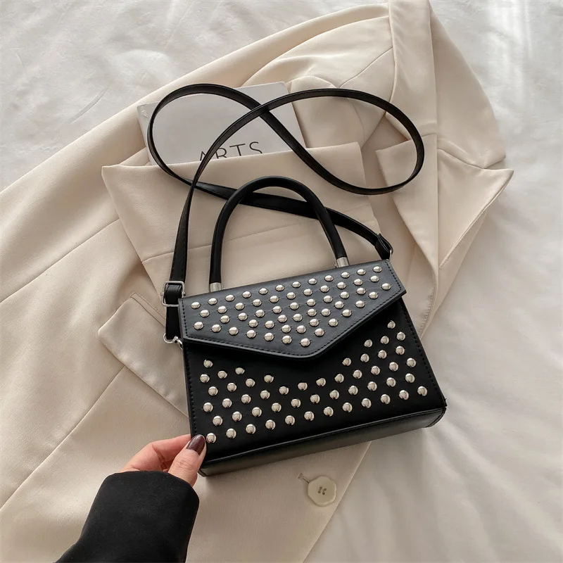 

Осень 2025 года, европейская и американская трендовая простая сумка через плечо с заклепками и цепочкой для мобильного телефона, нишевая женская сумка-мессенджер в иностранном стиле