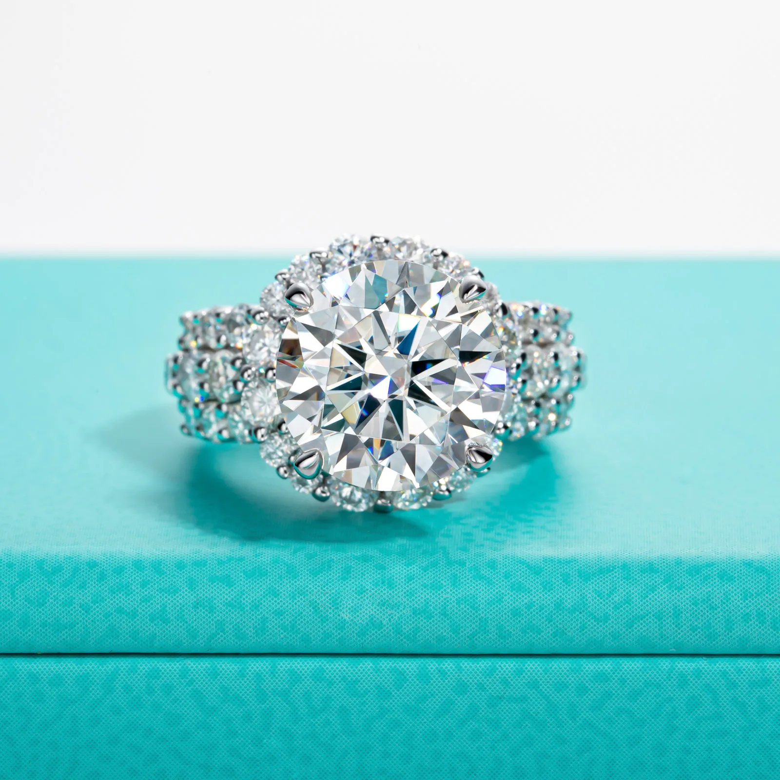 Anujewel 6,92 cttw d AnuJewel 6,92 cttw D Farbe Moissanite Halo Verlobungsring 18K Gold Überzogene Luxus HochzeFarbe Moissan ite Halo Verlobung sring 18 Karat vergoldet Luxus Ehering Ringe für Frauen Schmuck Großhandel – Detail 2