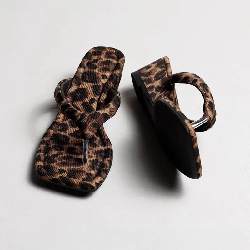 Leoparden-Damen-Clip-Toe-Sandalen mit Keilabsatz, modische mittelhohe Absätze, 2026 Neu, elegante Flip-Flops, Strand- und Freizeitschuhe für Damen