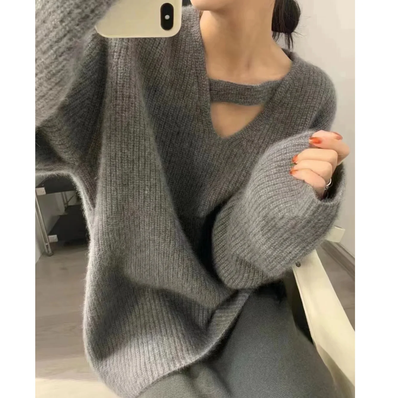 

Gray V-Neck Hollow out Knitted Sweater Women's Autumn Winter Thickened Design High-End Lazy Style Princess Sleeve Collar