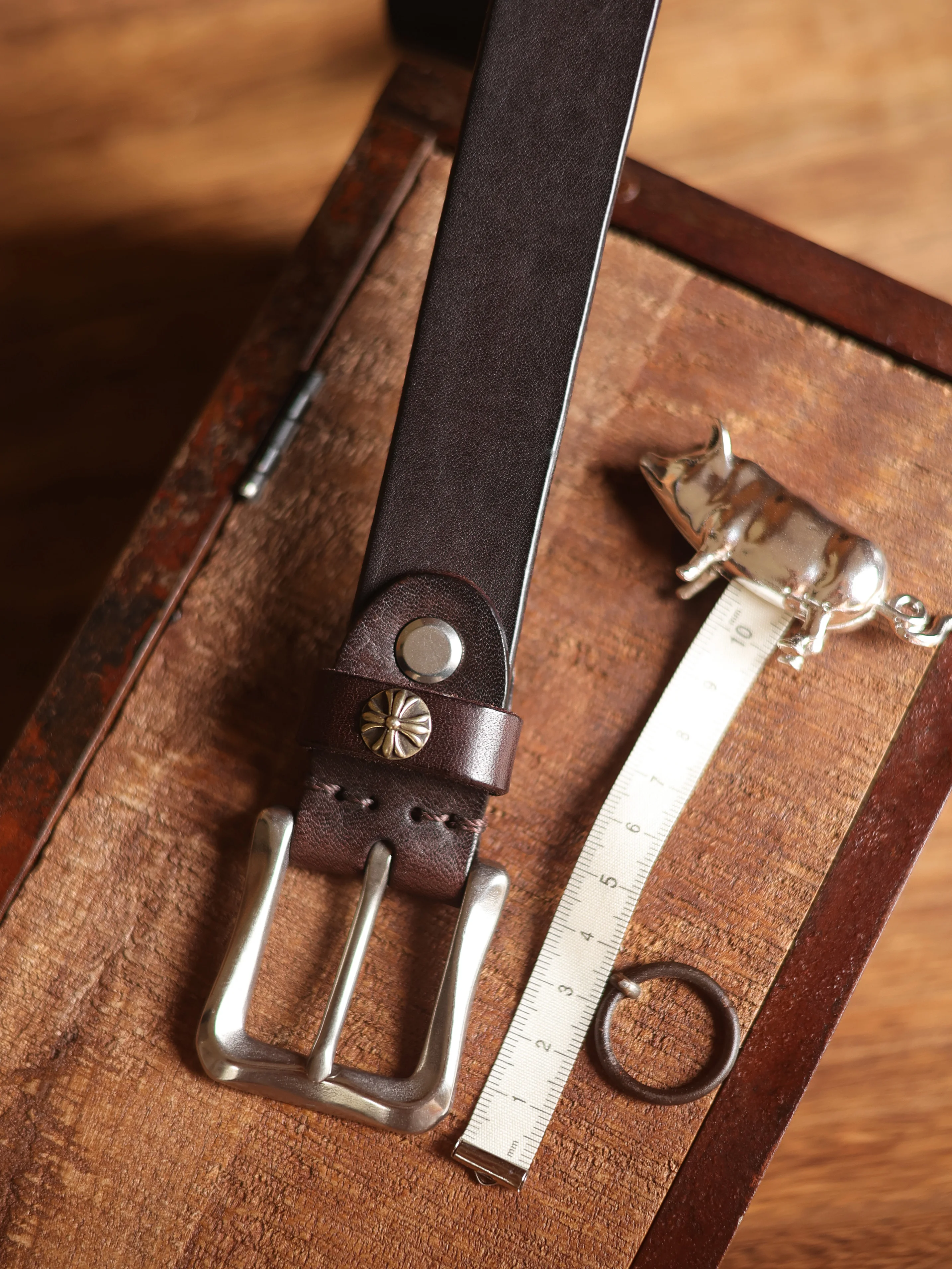 ceinture-en-cuir-de-vachette-teintee-a-l’eau-de-style-retro-americain-avec-motif-tournesol-rivets-et-boucle-argentee-vieillie-ceinture-en-cuir-decontractee-et-polyvalente-pour-hommes-et-femmes