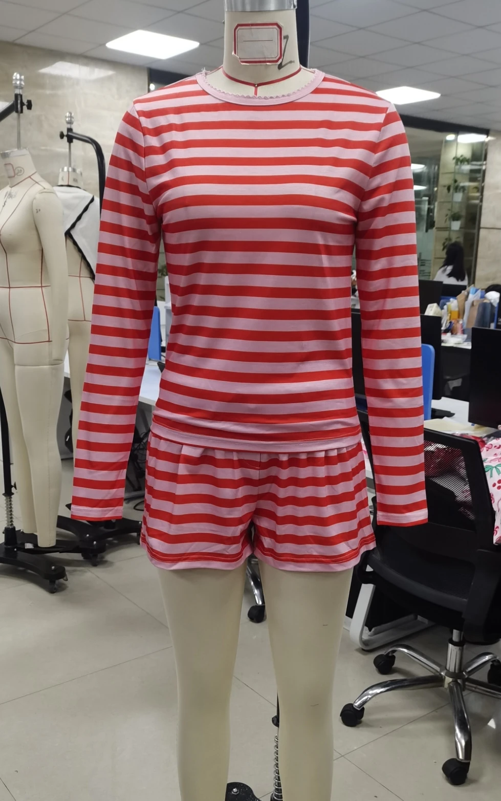 

Женский комплект из двух предметов для отдыха, топы с длинными рукавами и круглым вырезом в полоску с принтом, шорты, одежда для сна