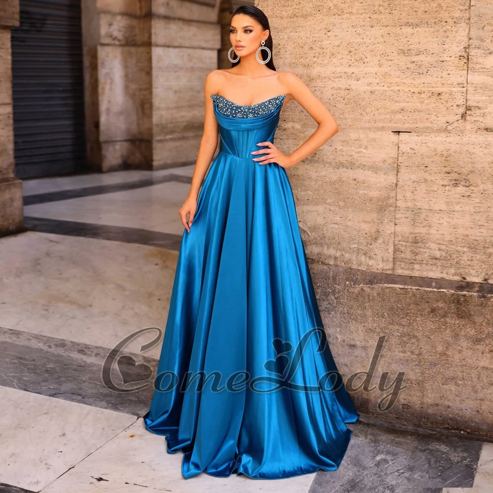 

Женское атласное платье со шлейфом, со стразами