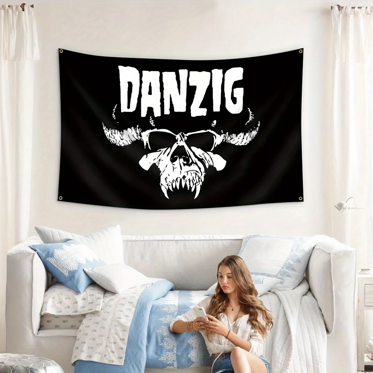 نسيج حائط جريء وحاد: احتضان الظلام والدرامي مع التصميم المذهل هذا الذي يتميز بالاسم "DANZIG" في العاصمة
