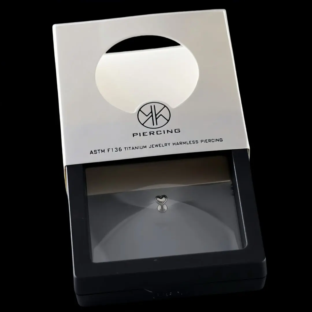 ASTM F136 التيتانيوم 16 جرام شكل قلب Labret الشفاه الغضروف قرط الاذن المرصع اللولب الزنمة محارة ثقب الأذن مجوهرات للجسم مع صندوق هدية