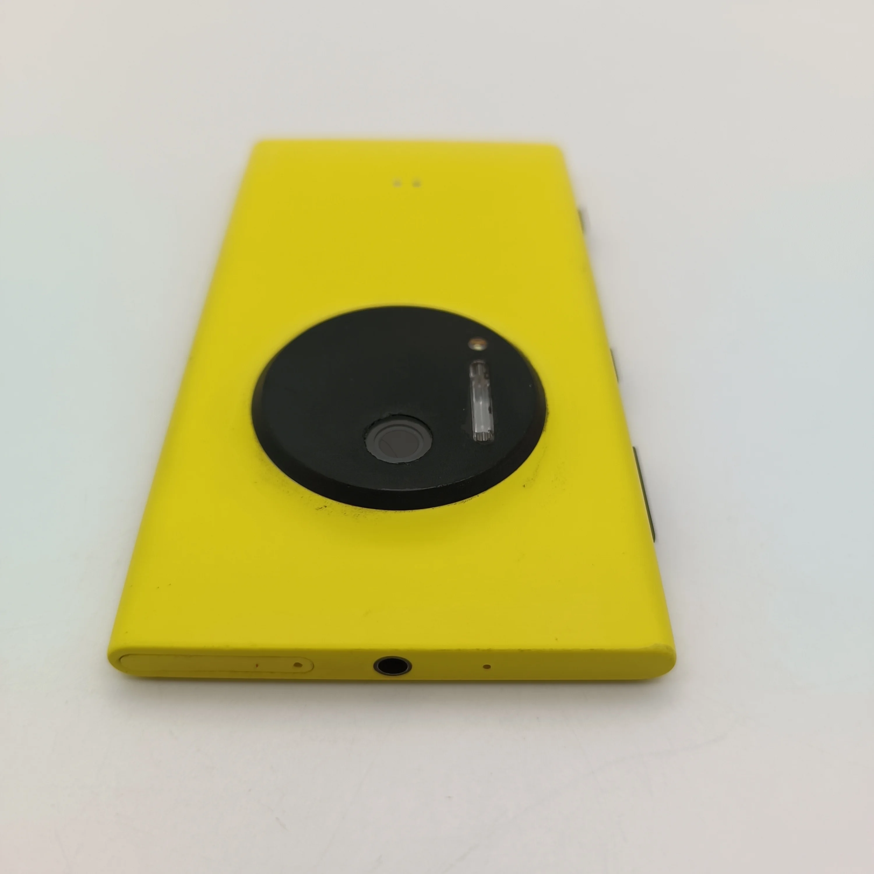 هاتف محمول Lumia 1020 أصلي مصنوع في فنلندا يدعم اللغة الإنجليزية بحالة جيدة