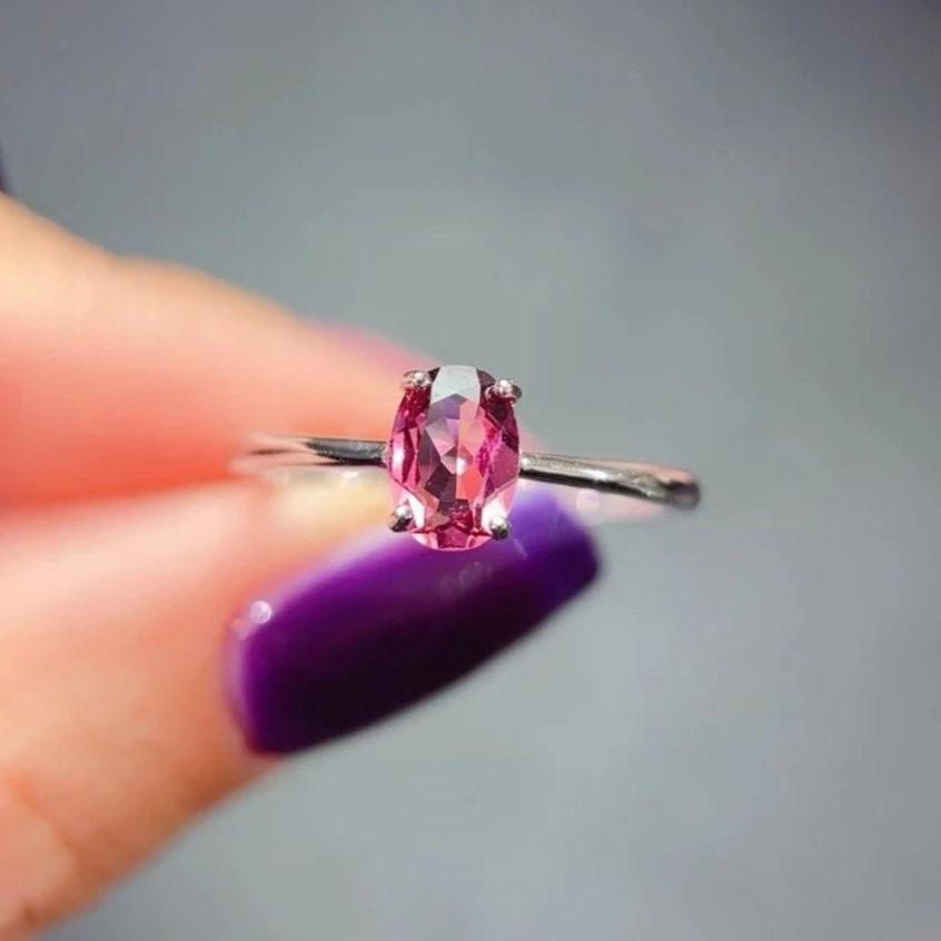 

Простое кольцо из серебра 925 пробы с натуральным гранатом пиропом, с сертификатом, 4х6 мм, 0.5 карата, ювелирное изделие с гранатом