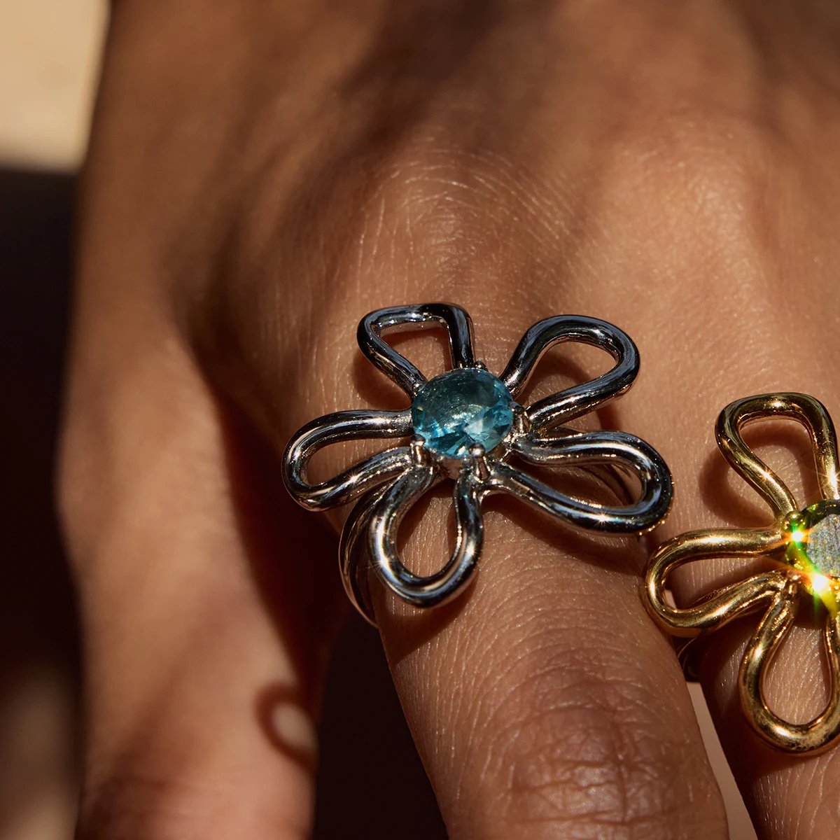 

AIKOER Minimalist Zircon Line Hollow Flower Ring Stainless Steel Blue Zircon Stackable Ring Women's Accessories Party Gift