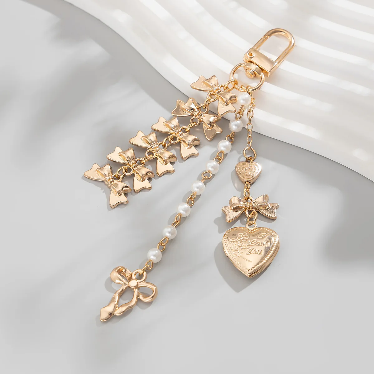 

Sweet and cool style peach heart pearl chain pendant key chain fresh and delicate bow tie webbing bag charm