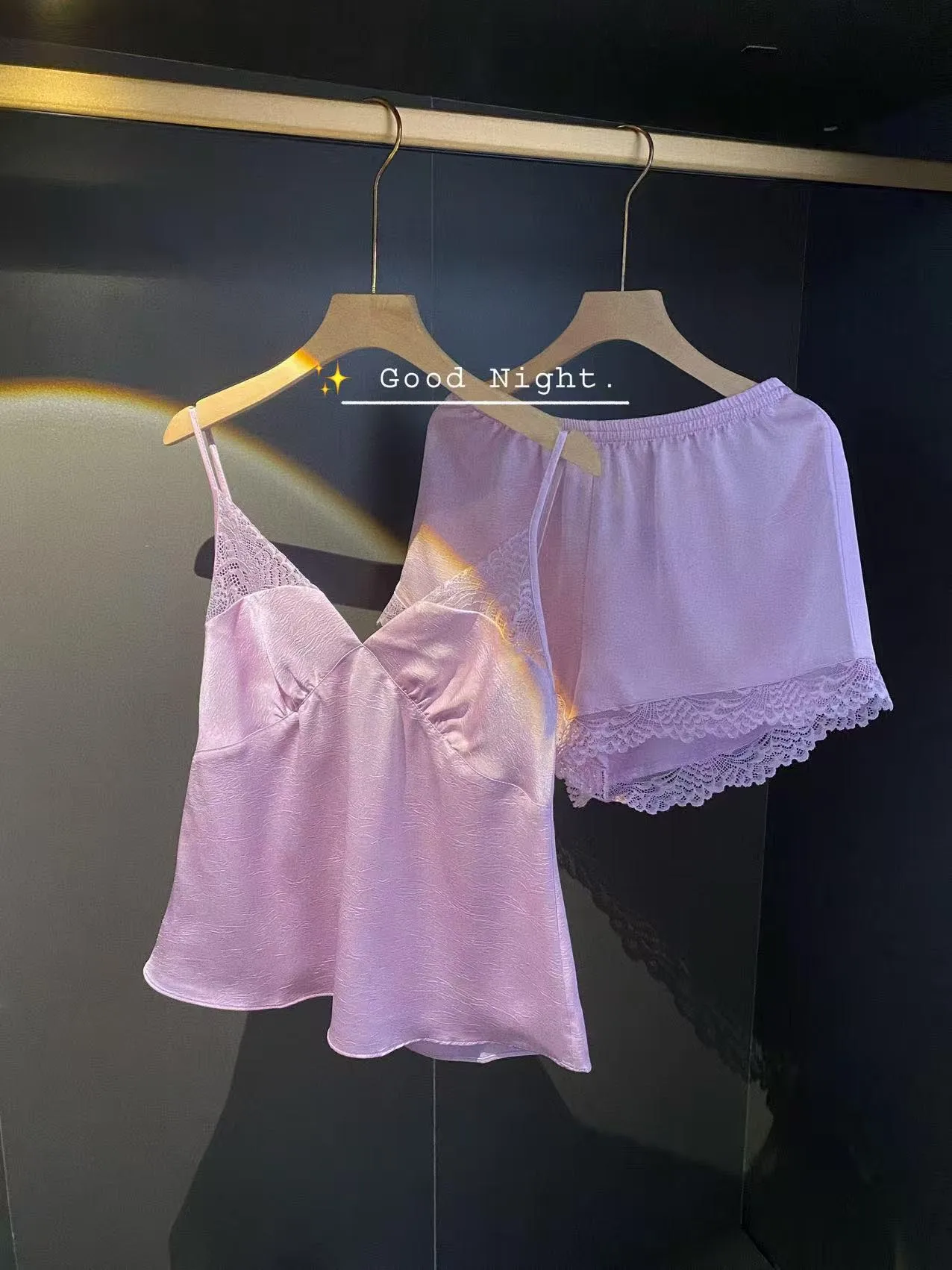 completo-pigiama-estivo-da-donna-in-seta-ghiaccio-stile-dolce-comodo-e-ampio-con-scollo-a-v-e-spalline-in-pizzo-per-casa-e-tempo-libero-giovanile