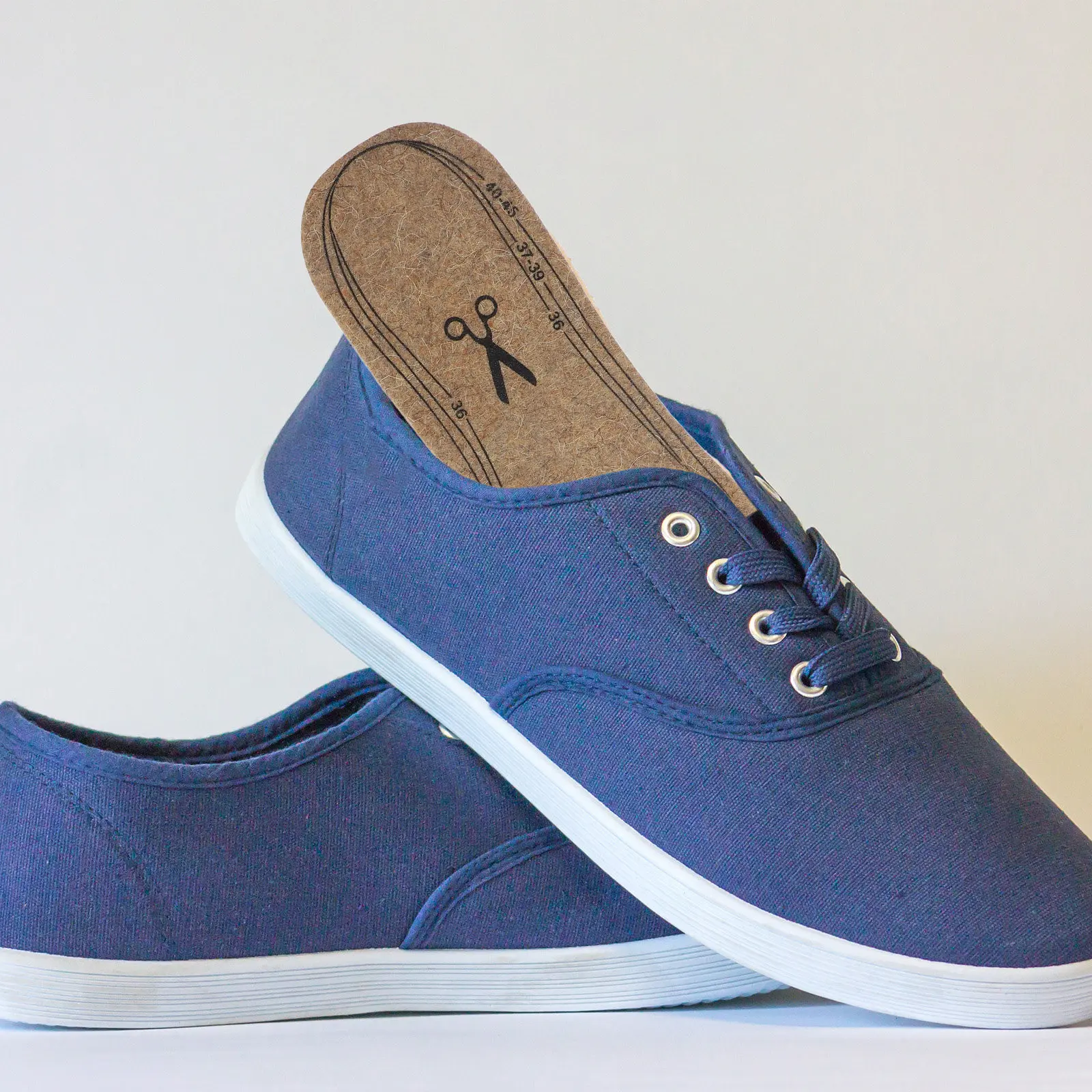 

4 пары светло-хаки войлочных стельок из шерсти для женских зимних сапог: дышащие, амортизирующие, с возможностью обрезки